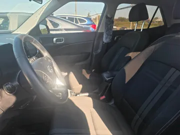 2022 Hyundai Venue - image 8