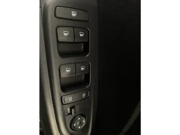 2025 Hyundai Venue - image 21