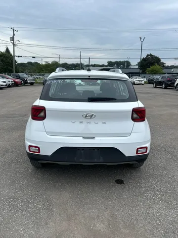 2025 Hyundai Venue - image 7