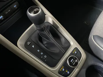 2025 Hyundai Venue - image 24