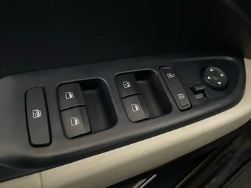 2025 Hyundai Venue - image 21