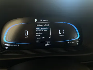 2025 Hyundai Venue - image 15