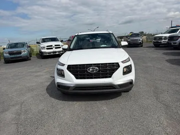 2025 Hyundai Venue - image 2
