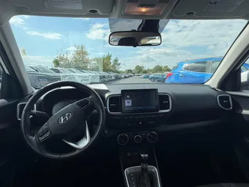 2025 Hyundai Venue - image 9