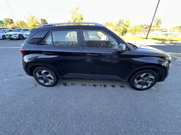 2021 Hyundai Venue - image 6