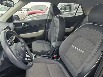 2023 Hyundai Venue - image 8