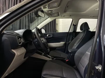 2024 Hyundai Venue - image 3