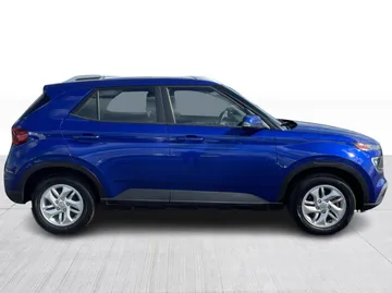 2025 Hyundai Venue - image 2