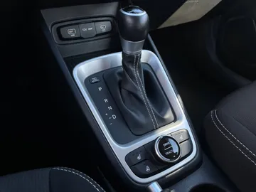 2025 Hyundai Venue - image 25