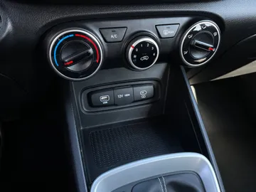 2025 Hyundai Venue - image 20