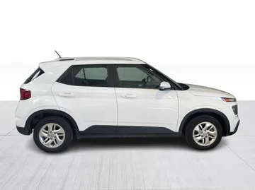 2025 Hyundai Venue - image 9