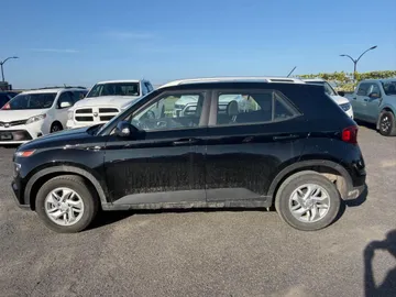 2025 Hyundai Venue - image 4