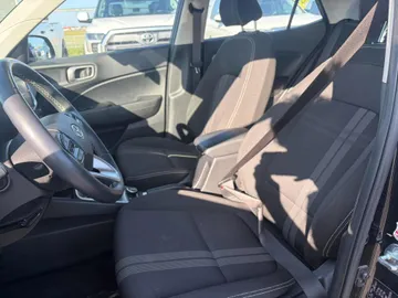 2025 Hyundai Venue - image 8
