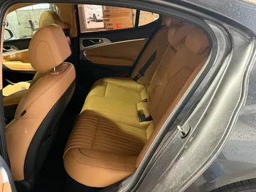 2022 Genesis G70 - image 9