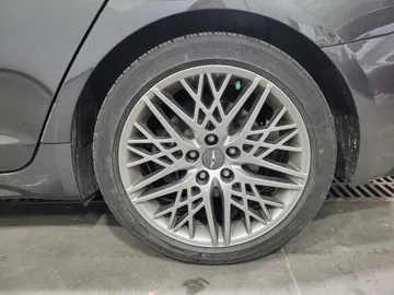 2023 Genesis G70 - image 7