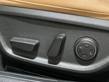 2022 Genesis G70 - image 19