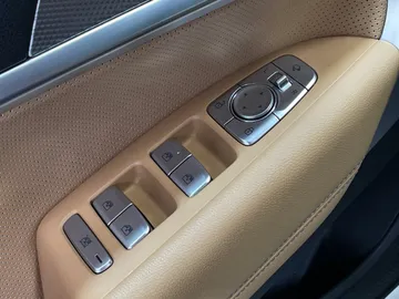 2022 Genesis G70 - image 26