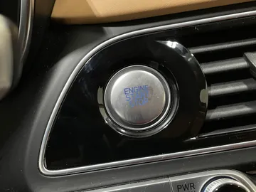 2022 Genesis G70 - image 25