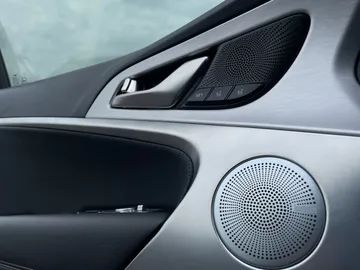 2021 Genesis G70 - image 24