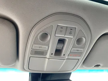 2021 Genesis G70 - image 32