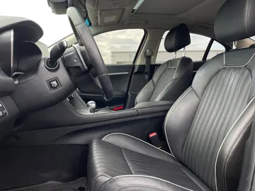 2021 Genesis G70 - image 3