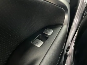 2021 Genesis G70 - image 27