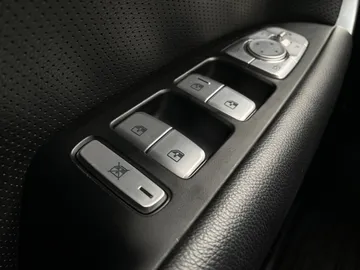 2021 Genesis G70 - image 25