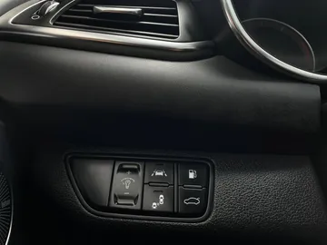 2021 Genesis G70 - image 31