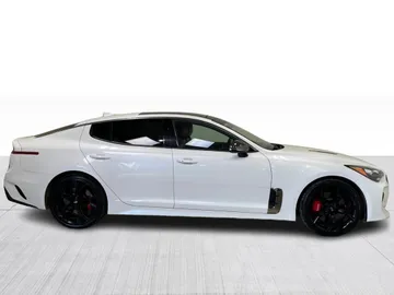 2018 Kia Stinger - image 2