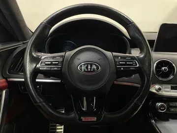 2018 Kia Stinger - image 27