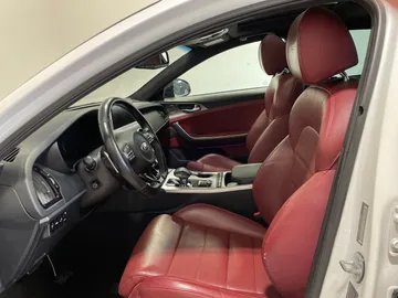 2018 Kia Stinger - image 3