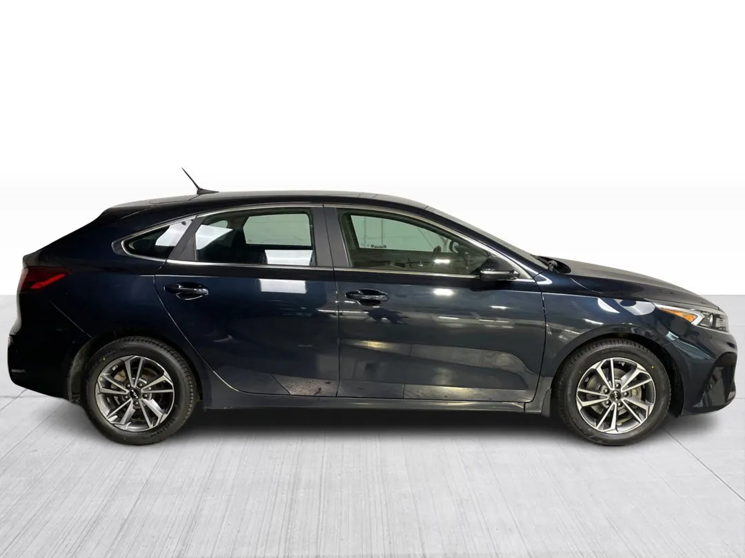 2024 Kia Forte5 — photo 2