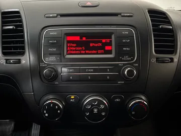 2015 Kia Forte - image 20