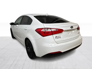 2015 Kia Forte - image 9