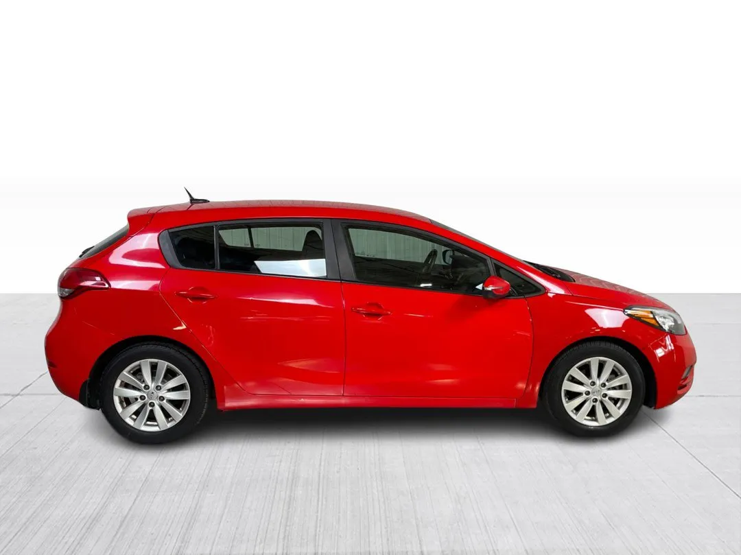 2016 Kia Forte 5-Door — photo 2