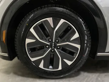 2023 Kia EV6 - image 6