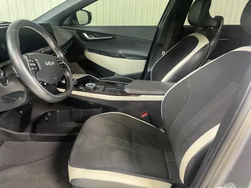 2022 Kia EV6 - image 3