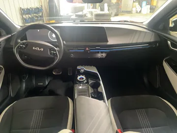 2022 Kia EV6 - image 4