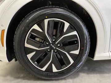 2022 Kia EV6 - image 17