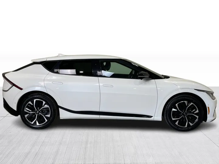 2022 Kia EV6 - main image