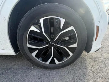 2022 Kia EV6 - image 7