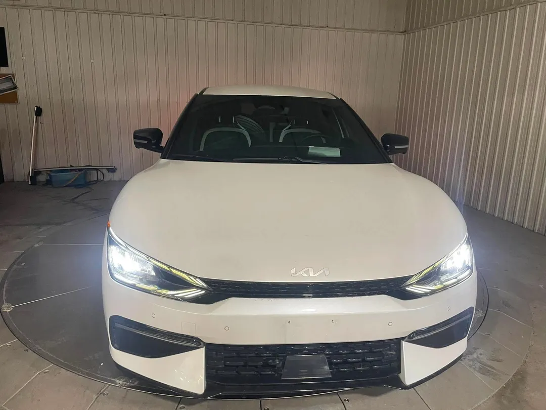 2022 Kia EV6 — photo 2