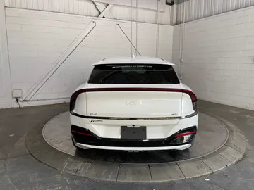 2022 Kia EV6 - image 7