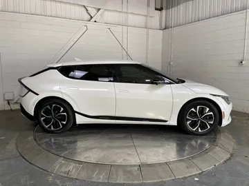 2022 Kia EV6 - image 9