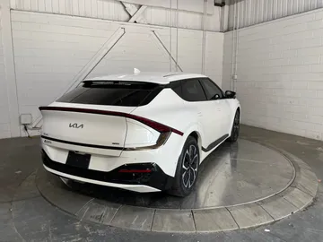 2022 Kia EV6 - image 8