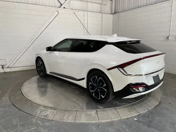 2022 Kia EV6 - image 6