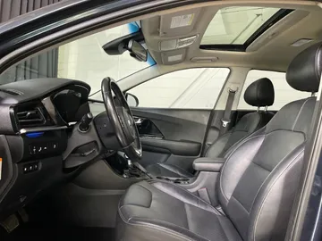 2020 Kia Niro Plug-In Hybrid - image 10