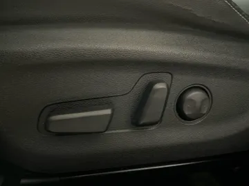 2020 Kia Niro Plug-In Hybrid - image 18