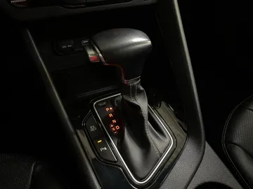 2020 Kia Niro Plug-In Hybrid - image 30