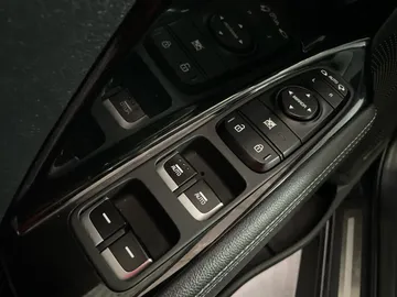 2020 Kia Niro Plug-In Hybrid - image 25